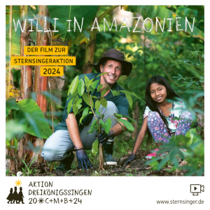 Hülle DVD Willi in Amazonien: Willi sitzt neben einem Kind im Regenwald und lächelt in die Kamera.