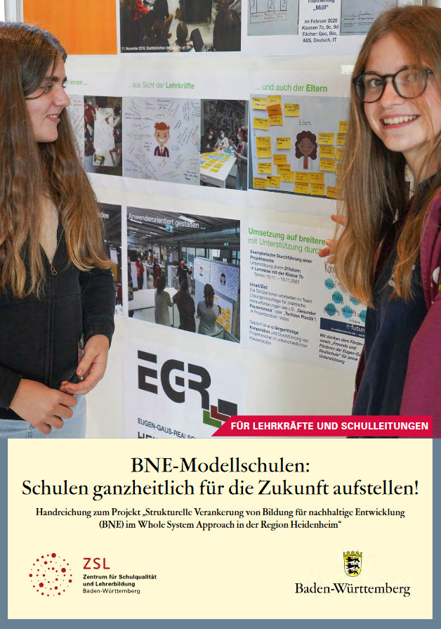 Zwei Schülerinnen vor Projekt-Pinnwand. Titelseite Handreichung „BNE-Modellschulen: Schulen ganzheitlich für die Zukunft aufstellen!“. Quelle: zsl-bw.de