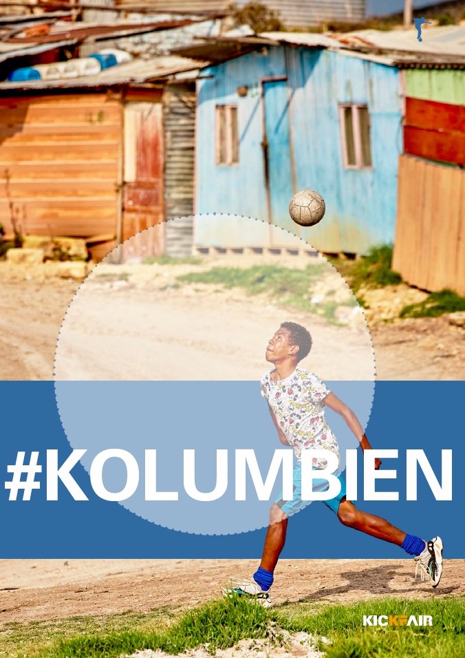 kolumbianisches Kind köpft einen Fußball, im Hintergrund Häuser aus ärmeren Viertel zu sehen 