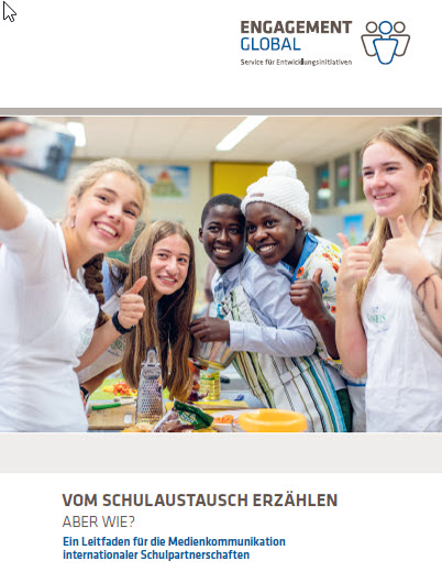 Fünf Schülerinnen und Schüler machen Selfie bei einem gemeinsamen Kochevent. Titelseite Leitfaden „Vom Schulaustausch erzählen – aber wie?“. Quelle: ENGAGEMENT GLOBAL 