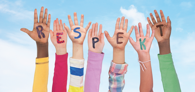 Viele Hände recken sich in den Himmel. Buchstaben auf den Handflächen bilden das Wort "Respekt".