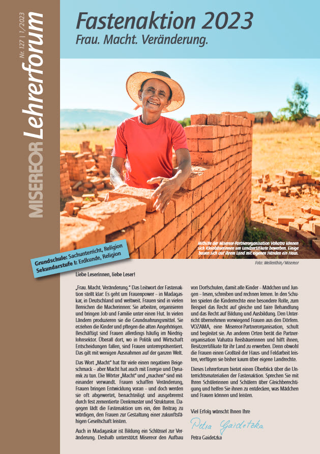 Frau beim Hausbau auf Madagaskar. Bild auf Titelseite des MISEREOR-Lehrerforums "Fastenaktion 2023. Frau. Macht. Veränderung"Quelle: misereor.de
