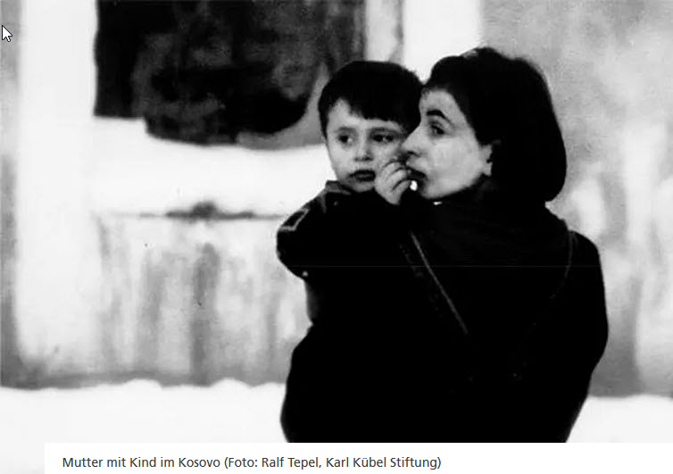Mutter mit Kind im Kosovo 