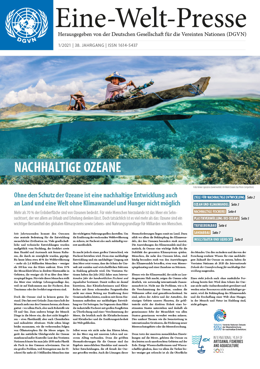 Man sieht das Titelbild der Eine-Welt-Presse Nachhaltige Ozeane mit einem Foto von Fischern, die durch sauberes Wasser mit ihrem Boot paddeln.