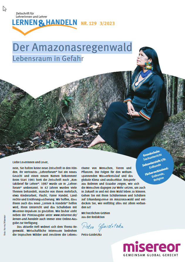 Frau in schwarzem Kleid sitzt auf einem Stein neben einem großen Baum und blickt schräg nach oben. Darüber steht "Der Amazonasregenwald. Lebensraum in Gefahr".  Titelseite Lernen & Handeln Nr. 129. Quelle: misereor.de 