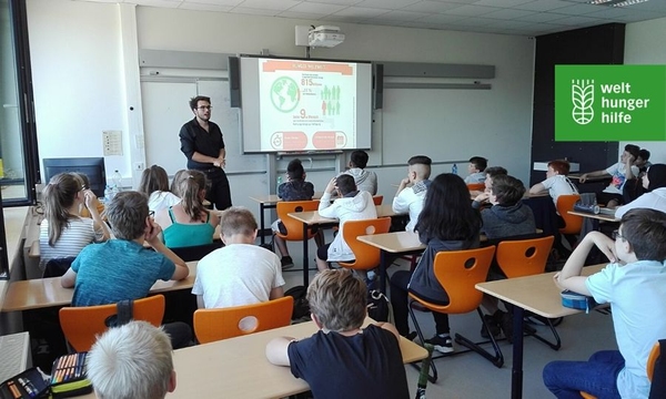 Ein Referent präsentiert vor einer Klasse. Quelle: welthungerhilfe.de