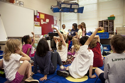 Kinder im Klassenzimmer auf dem Boden sitzend. Photo by CDC on Unsplash
