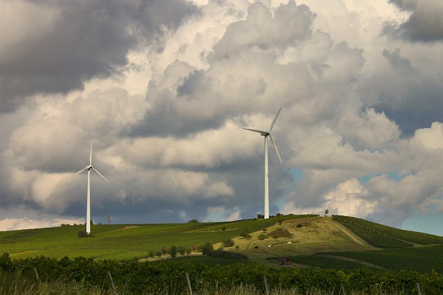 Windräder in hügeliger Landschaft. Quelle: pixabay.com