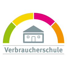 Mehrfarbiger Halbkreis umschließt Schulgebäude, darunter Schriftzug Verbraucherschule. Logo Verbraucherschule. Quelle: vzbv