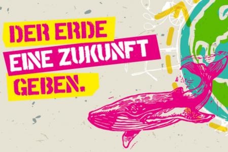 Skizzierte Erdkugel auf der rechten Bildhälfte halb zu sehen, darauf Windräder, davor ein pink gezeichneter Walfisch. Logo zum 54. Internationaler Jugendwettbewerb „jugend creativ“ . Quelle: jugendcreativ.de