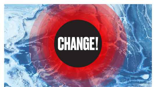 "Change!" in weißen Großbuchstaben in schwarzem Kreis vor rotblauem Hintergrund