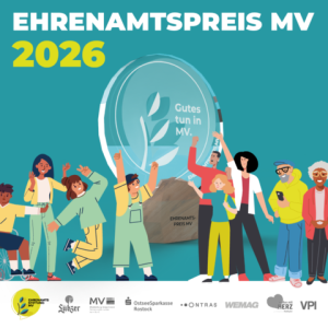 Plakat „Ehrenamtspreis MV 2026“. In der Mitte steht eine große gläserne Trophäe mit der Aufschrift „Gutes tun in MV“. Darum gruppieren sich jubelnde Menschen unterschiedlichen Alters und Hintergrunds. Unten sind Logos der beteiligten Organisationen zu sehen.