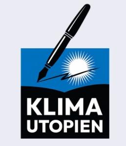 Logo „Klima-Utopien“ mit einer schwarzen Füllfeder, die auf einen weißen Sonnenstrahl auf blauem Hintergrund zeigt. Darunter steht der Schriftzug in weißen Großbuchstaben auf schwarzem Grund.