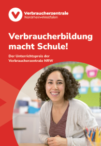 Titelbild der Verbraucherzentrale NRW mit rotem Hintergrund und Text „Verbraucherbildung macht Schule! Der Unterrichtspreis der Verbraucherzentrale NRW“. Darunter ein Foto einer lächelnden Frau in einem Klassenraum mit bunten Karten an der Wand.