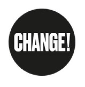 "Change!" in weißen Großbuchstaben in schwarzem Kreis.