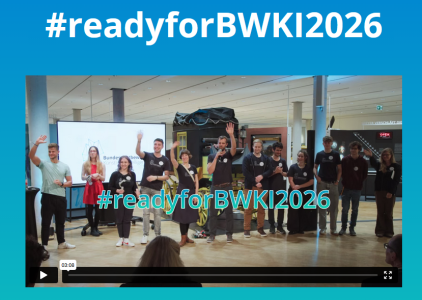 Teilnehmende des Wettbewerbs auf einer Bühne. Die Bildaufschrift: #readyforBWKI2026