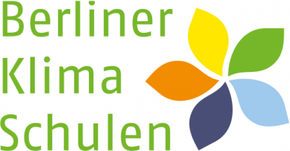 In grünen Buchstaben "Berliner Klima Schulen". Rechts daneben eine Blume mit unterschiedlich gefärbten Blütenblättern. Logo "Berliner Klima Schulen" Quelle: Berliner Klima Schulen
