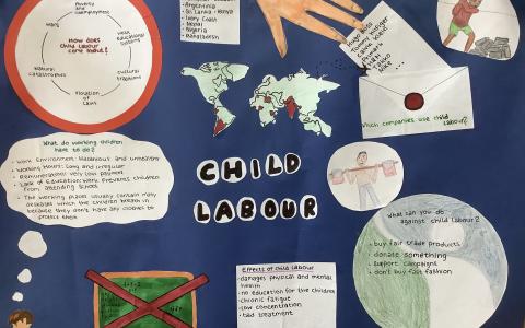 Das Poster zum Thema „Child Labour“ zeigt Ursachen, Folgen und Lösungen von Kinderarbeit mit Text, Zeichnungen und Weltkarte. Es nennt betroffene Länder, Firmen, Aufgaben arbeitender Kinder sowie Handlungsmöglichkeiten wie Fair-Trade-Kauf und Spenden. Farbenfrohes Design mit klarer Struktur.