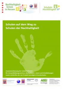 Grüne Fläche mit Handabdruck. Titelseite der Einführung "Schulen auf dem Weg zu Schulen der Nachhaltigkeit". Quelle: ANU-Hessen