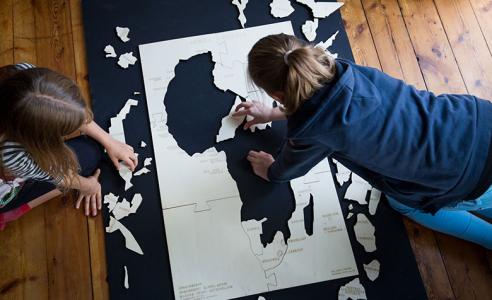 Kinder puzzlen das Afrika-Puzzle. Quelle: Bildung trifft Entwicklung