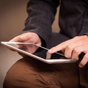Person am Tablet, Bild von niekverlaan auf pixabay.com