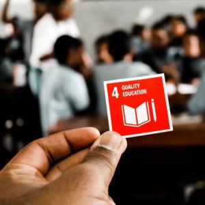 Hand hält Karte mit SDG 4. Quelle: Prado auf Unsplash.com