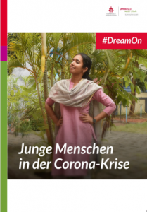 Titelseite zeigt Mädchen mit schwarzem Haar, rosa Kleid und beige Schal, die die Hände in die Hüften gestützt hat. Im Hintergrund sind Bäume zu sehen.