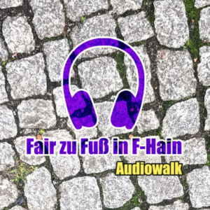 Vor einem Hintergrund aus Pflastersteinen sind lila Kopfhörer gemalt mit der Unterschrift "Fair zu Fuß in F-Hain Audiowalk".