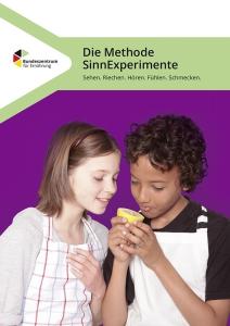 Broschürentitel des Bundeszentrums für Ernährung: Zwei Kinder in Schürzen riechen gemeinsam an einer Zitronenhälfte. Titel: „Die Methode SinnExperimente – Sehen. Riechen. Hören. Fühlen. Schmecken."