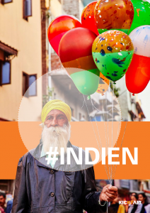 indische Person hält bunte Luftballons in der Hand 