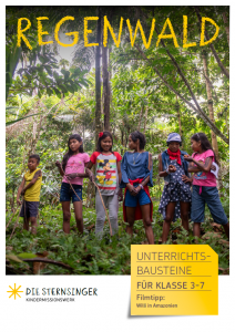 Eine Gruppe von Kindern steht in einer Reihe im Regenwald.
