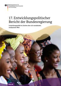 Das Titelbild des 17. Entwicklungspolitischen Berichts der Bundesregierung zeigt eine Gruppe lächelnder Frauen mit bunten Kopftüchern und Schmuck. Oben stehen das Logo des BMZ und der Titel. Eine geschwungene goldene Linie trennt den weißen oberen Bereich vom unteren Foto. Unten ist ein lila Balken mit „bmz.de“. Das Design ist modern mit geschwungenen Formen.