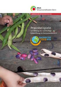 Titelseite des Handbuchs „Praxisbeispiele zur Bildung für nachhaltige Entwicklung im Elementarbereich“. Zu sehen sind grüne Bohnen und geöffnete Bohnenschoten auf einem Holztisch, die von Kinderhänden untersucht werden. Herausgeber ist das WILA Bonn.