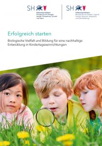 Deckblatt der Broschüre: "Erfolgreich starten" - Biologische Vielfalt und BNE in Kitas. Zu sehen sind drei Kinder, die auf einer Blumenwiese liegen. Das Kind in der Mitte beobachtet seine Umgebung mit einer Lupe. Quelle: Kita 21