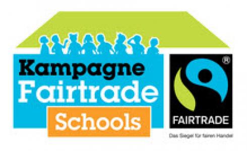 Angedeutetes Schulgeäude mit grünem Dach, sitzende Kinder, Schriftzug Kampagne Fairtrade Schools, daneben Fair Trade Siegel. Logo Fairtrade Schools, Quelle: TransFair
