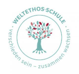 Baum mit blauen und roten Blättern im Kreis, darum Schriftzug Weltethos-Schule - verschieden sein - zusammen wachsen. Logo Weltethos-Schule. Quelle: weltethos.org
