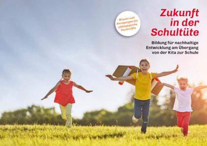 Drei weiße Kinder laufen lachend über eine Wiese.