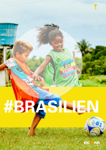 Unterrichtspaket #Brasilien Titelseite: zwei Kinder mit verschiedenen Geschlechtern spielen Fußball auf einer schönen Wiese