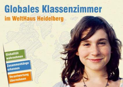 Jugendliche vor Weltkarte, daneben Schriftzug Globales Klassenzimmer im Welthaus Heidelberg. Quelle: Quelle: http://globalesklassenzimmer.de/ auß
