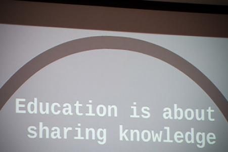 Schriftzug "Education is about sharing knowledge" - "Bei Bildung geht es darum, Wissen zu teilen" Bildrechte: BCcampus, Canada, BCOER Librarian, CC BY-NC 2.0