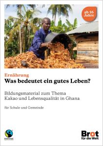 Kakaobauer bei der Arbeit, im Hintergrund Palmen und eine Hütte. Titelseite "Ernährung. Was bedeutet ein gutes Leben? Bildungsmaterial zum Thema Kakao und Lebensqualität in Ghana". Quelle: .brot-fuer-die-welt.de