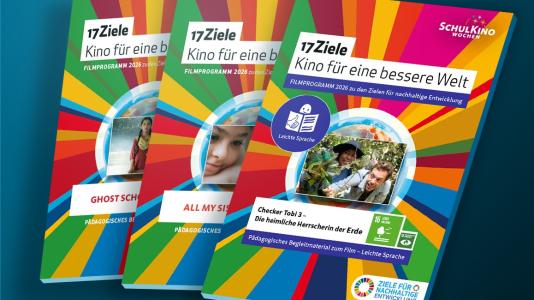 Drei Broschüren des Filmprogramms „17 Ziele – Kino für eine bessere Welt“ 2026 mit Filmen und pädagogischem Begleitmaterial zu den 17 Zielen für nachhaltige Entwicklung. Die Broschüren zeigen verschiedene Filmcover und Hinweise auf Materialien in Leichter Sprache.