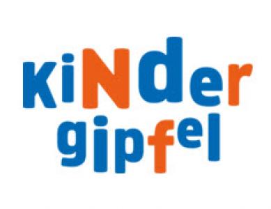 Bunte Schrift "Kindergipfel" auf weißem Hintergrund. Quelle: dkhw.de