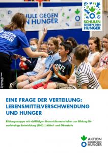 Gruppe von Kindern sitzt in einer Halle. Eine Person mit "Aktion gegen den Hunger"-T-Shirt richtet ein Mikrofon auf ein Kind. Titelseite Material "Eine Frage der Verteilung: Lebensmittelverschwendung und Hunger." Quelle: Aktion gegen den Hunger gGmbH