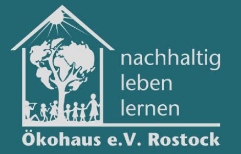 Haus, in dem die Sonne scheint, ein Baum steht und Menschen umherlaufen. Logo Ökohaus e.V. Rostock. Quelle: Ökohaus e.V. Rostock