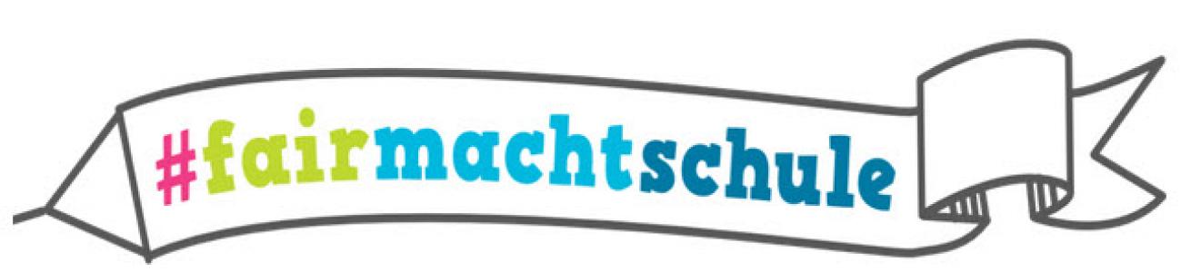 #FairMachtSchule in bunter Schrift auf Flugzeugbanner. Logo #FairMachtSchule  Quelle: fairhandel.berlin