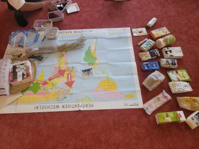 Schüler:innen schauen auf der Weltkarte die Geschichte des Reis an, wieviele Reissorten es gibt und Produkte