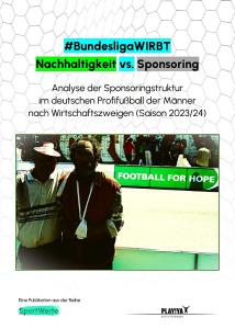 Titelseite der Studie #BundesligaWIRBT – Nachhaltigkeit vs. Sponsoring, Ende 2024 veröffentlicht von PLAY!YA e.V., bestehend aus dem Titel und einem Foto zweier offenbar mittelloser Männer vor einer Fußballwerbebande mit der Aufschrift "Football for Hope".