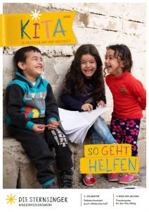 Drei lachende KInder vor einer Mauer, das mittlere hält ein Heft auf dem Schoß. Titelseite "KITA – in Deutschland und weltweit: So geht helfen". Quelle: Kindermissionswerk „Die Sternsinger” e.V.