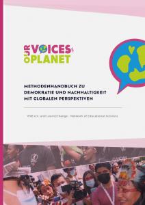 Oben Schriftzug "OUR VOICES OUR PLANET. Methodenhandbuch zu Demokratie und Nachhaltigkeit mit globalen Perspektiven", darunter Ausschnitte von Fotos mit Demonstrierenden, darunter auch Indigene. Titelseite der Publikation. Quelle: VNB e.V.